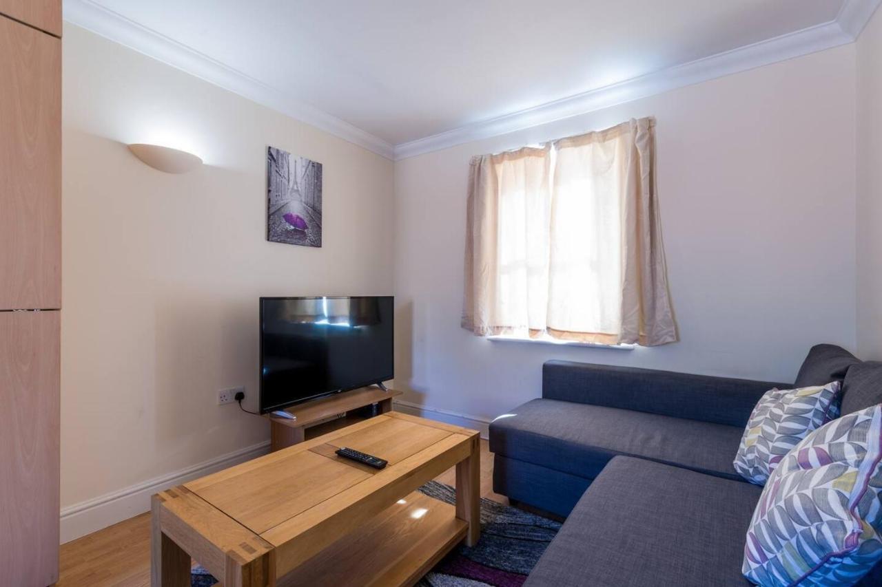 סווינדון Godwin Court Apartments מראה חיצוני תמונה